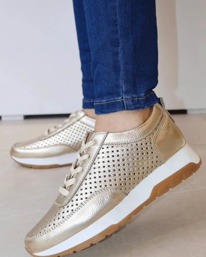 TENIS DORADO CASUAL CON DISENO PERFORADO