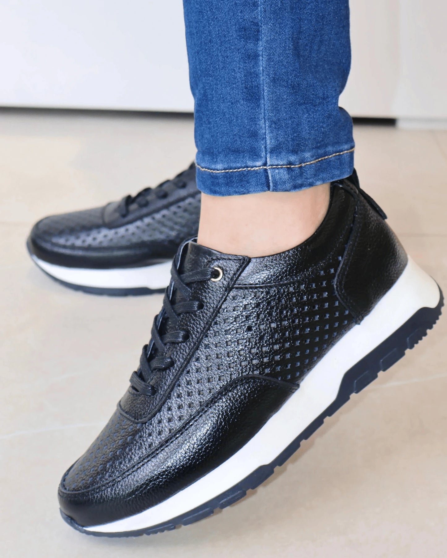 TENIS NEGRO CASUAL CON DISENO PERFORADO