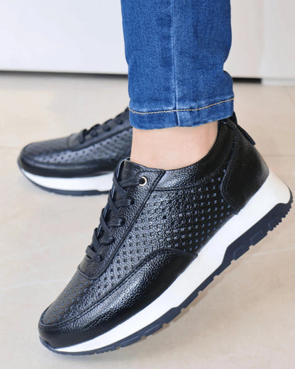TENIS NEGRO CASUAL CON DISENO PERFORADO