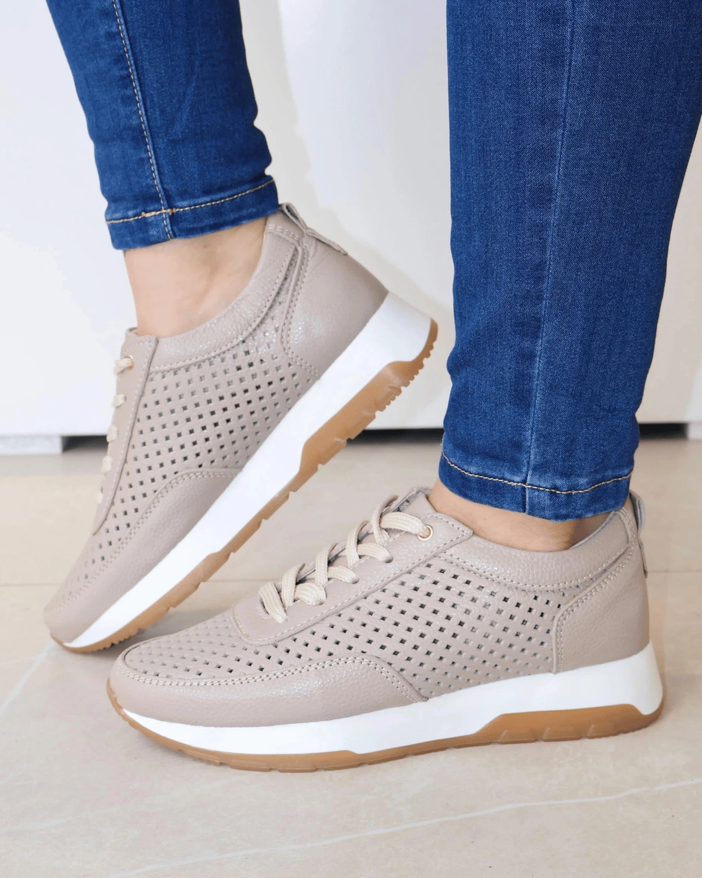 TENIS BEIGE CASUAL CON DISENO PERFORADO