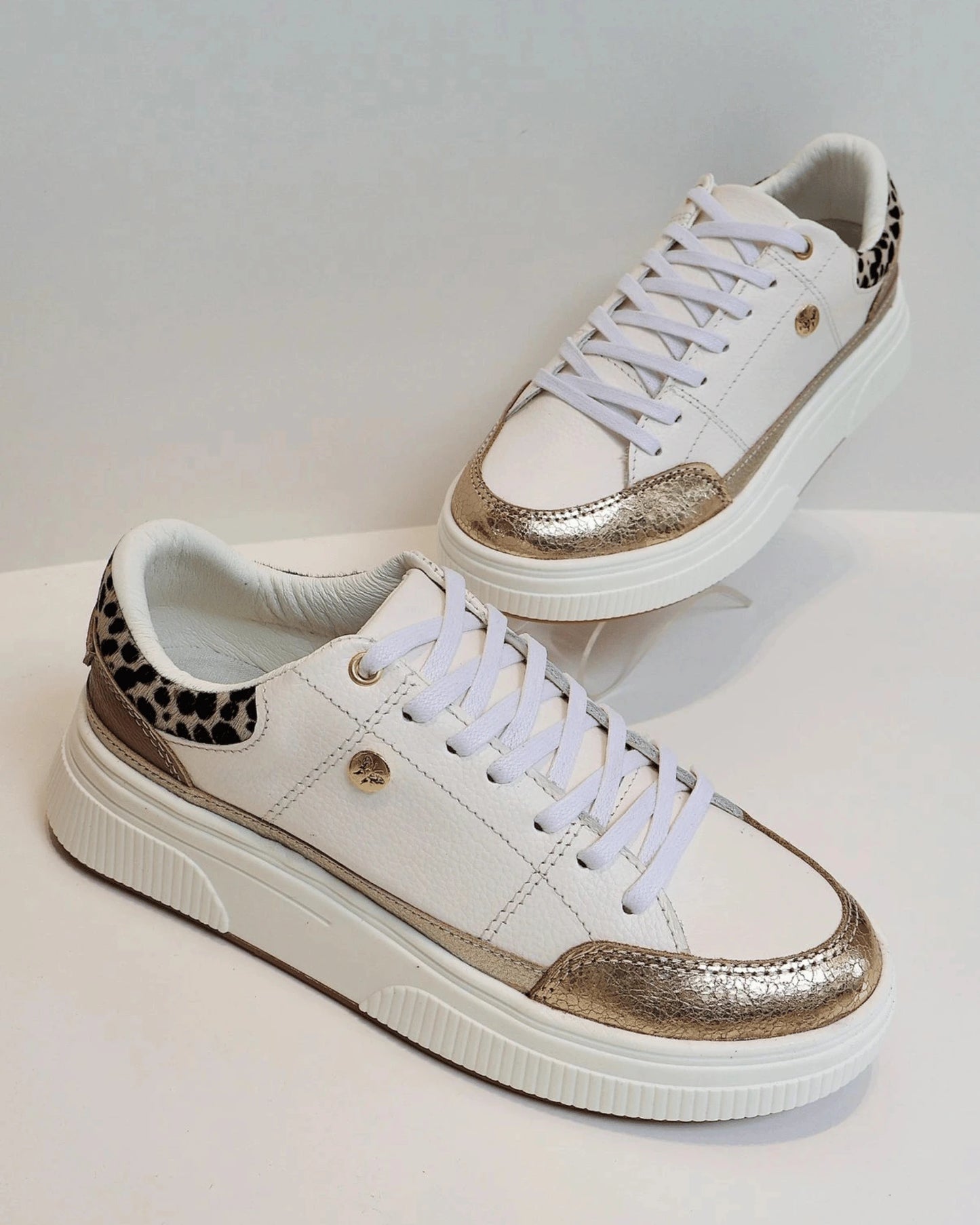 TENIS BLANCO GLAM CON DETALLE DORADO