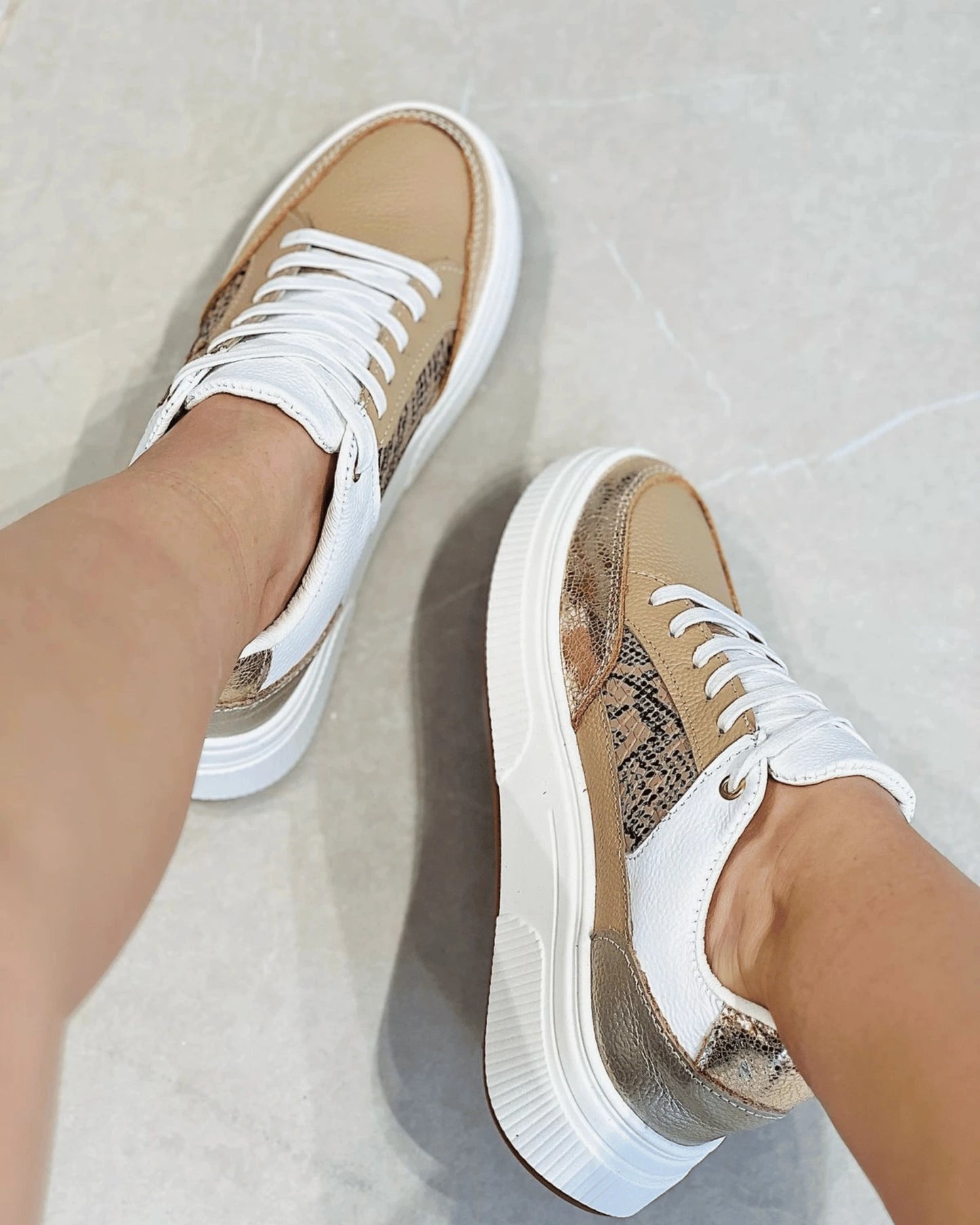 TENIS ESTILO URBANO ESTRELLA SNAKE PRINT TAUPE