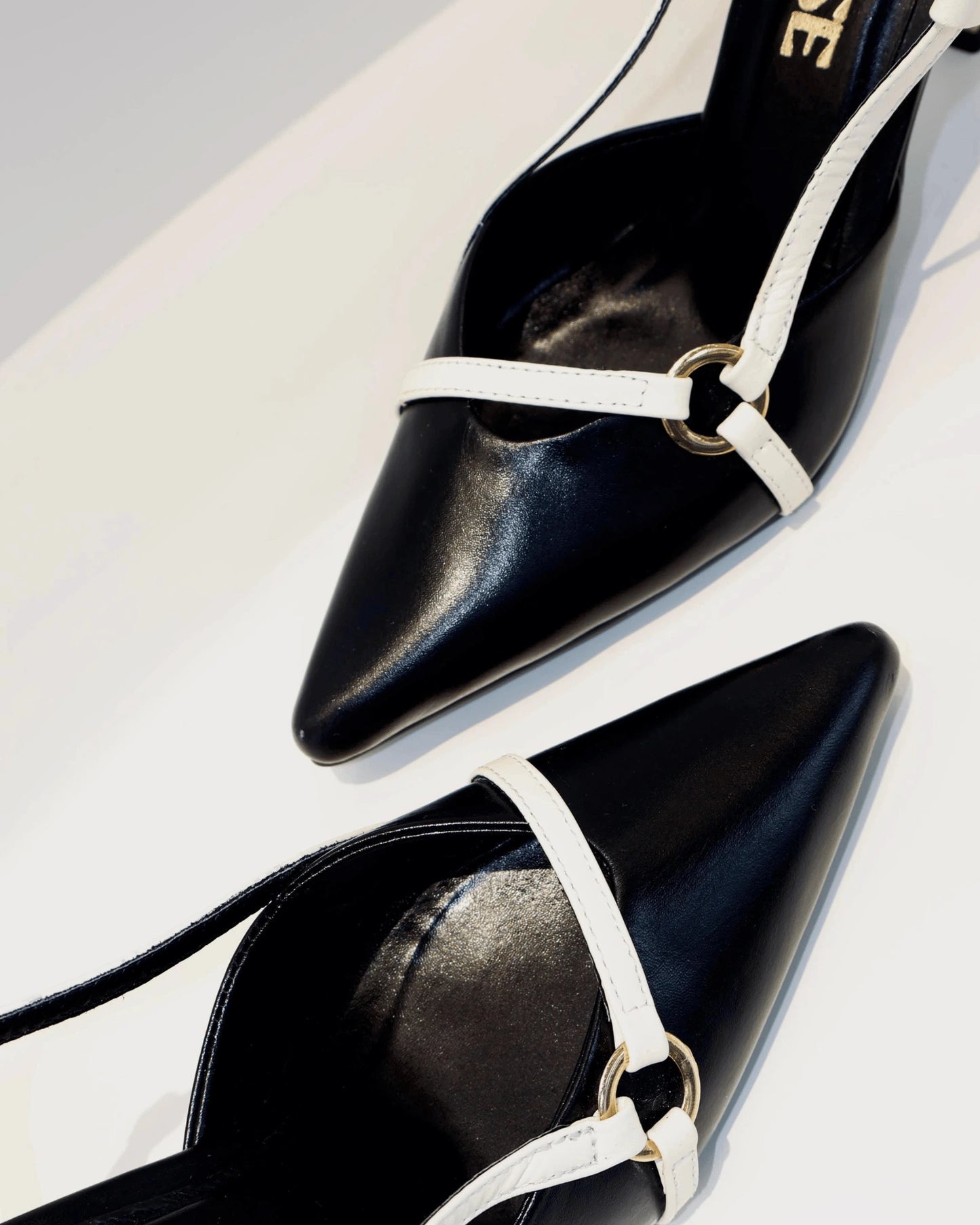 TACON STILETO TACON  EN LINEA NEGRO BLANCO