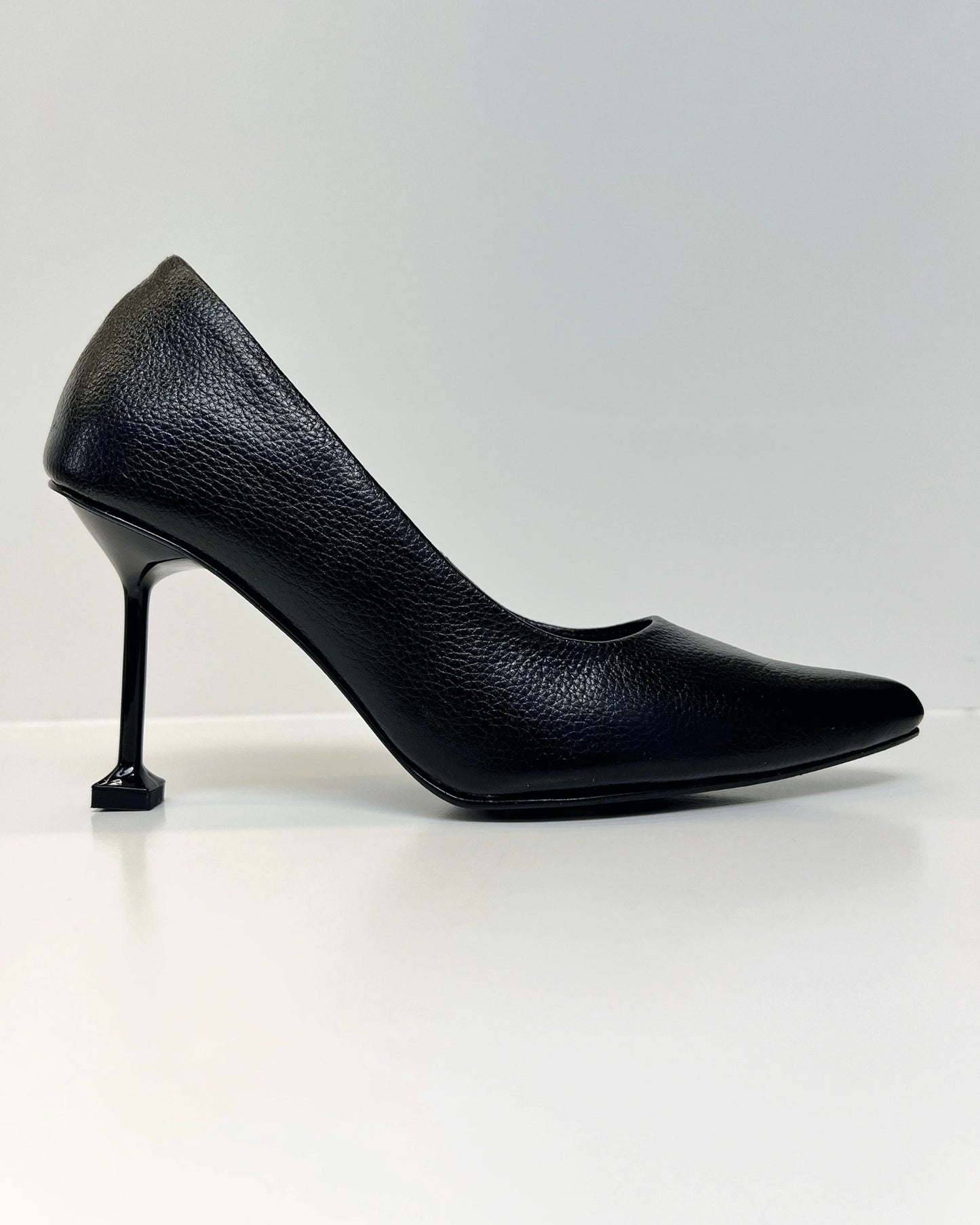 TACON STILETO EN CUERO NATURAL NEGRO