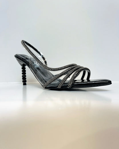SANDALIA DE TACON ELEGANTE CON DETALLES BRILLANTES NEGRA
