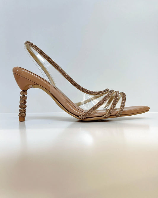 SANDALIA DE TACON ELEGANTE CON DETALLES BRILLANTES CARAMELO