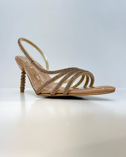 SANDALIA DE TACON ELEGANTE CON DETALLES BRILLANTES CARAMELO