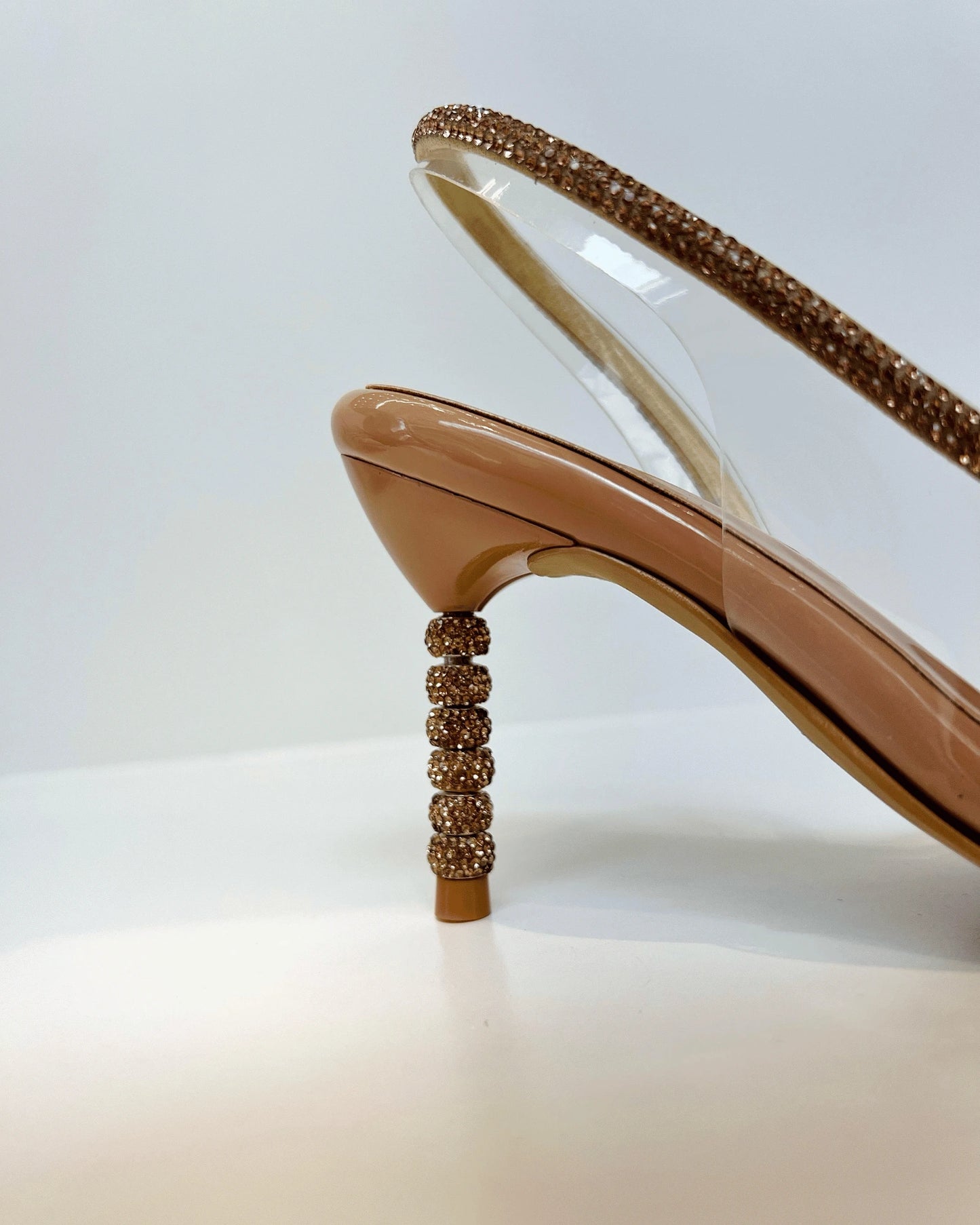 SANDALIA DE TACON ELEGANTE CON DETALLES BRILLANTES CARAMELO