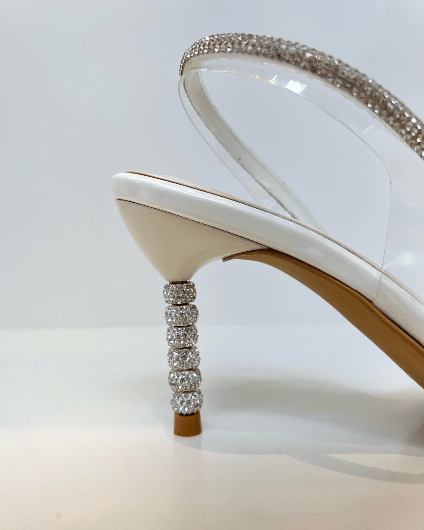 SANDALIA DE TACON ELEGANTE CON DETALLES BRILLANTES BEIGE