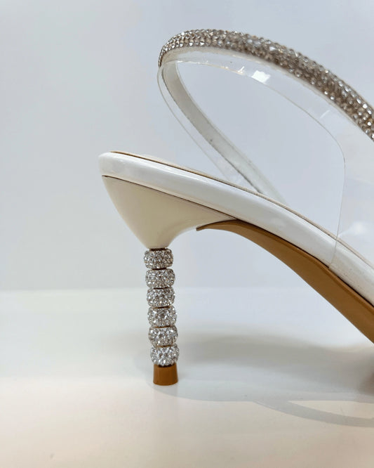 SANDALIA DE TACON ELEGANTE CON DETALLES BRILLANTES BEIGE