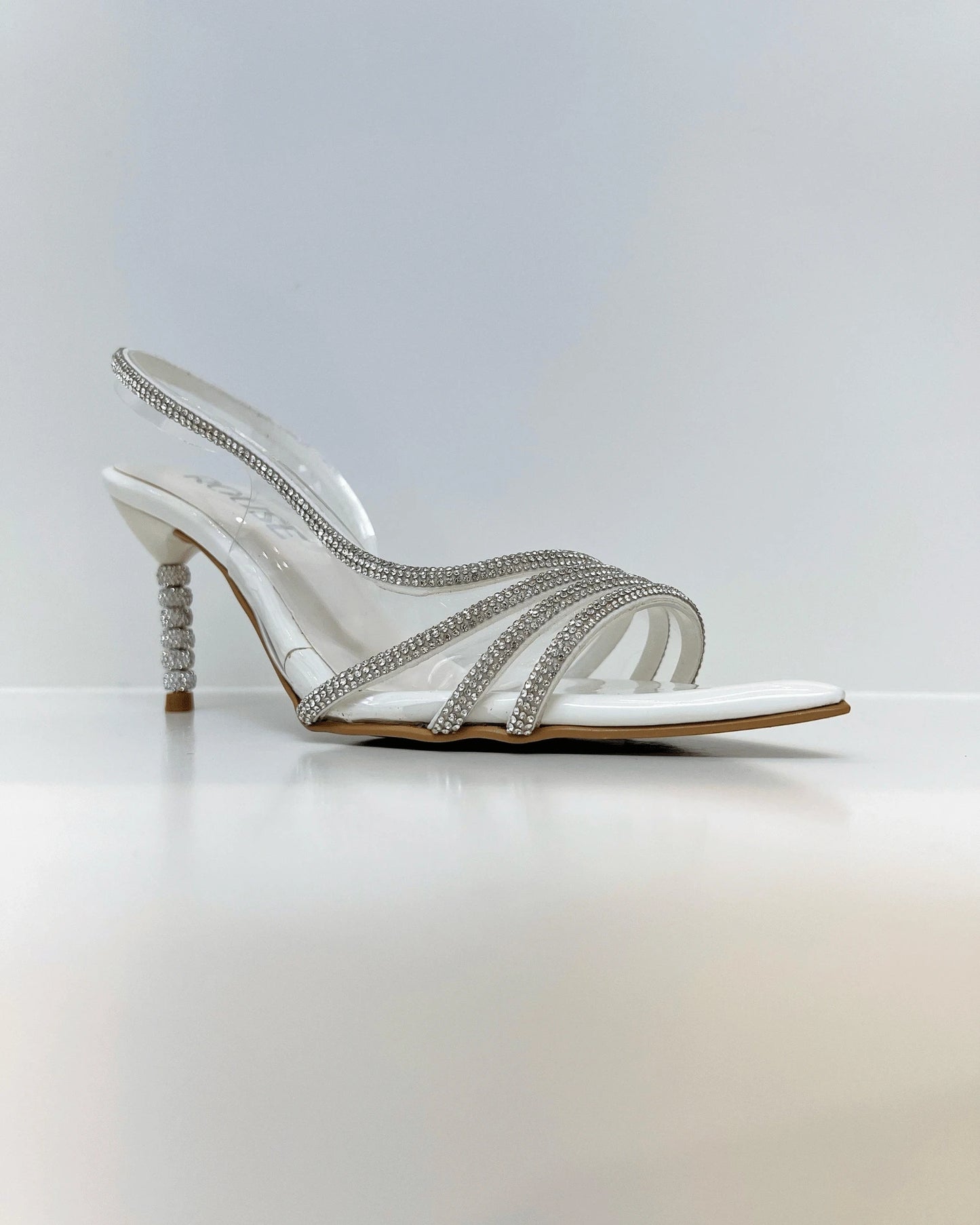 SANDALIA DE TACON ELEGANTE CON DETALLES BRILLANTES BEIGE