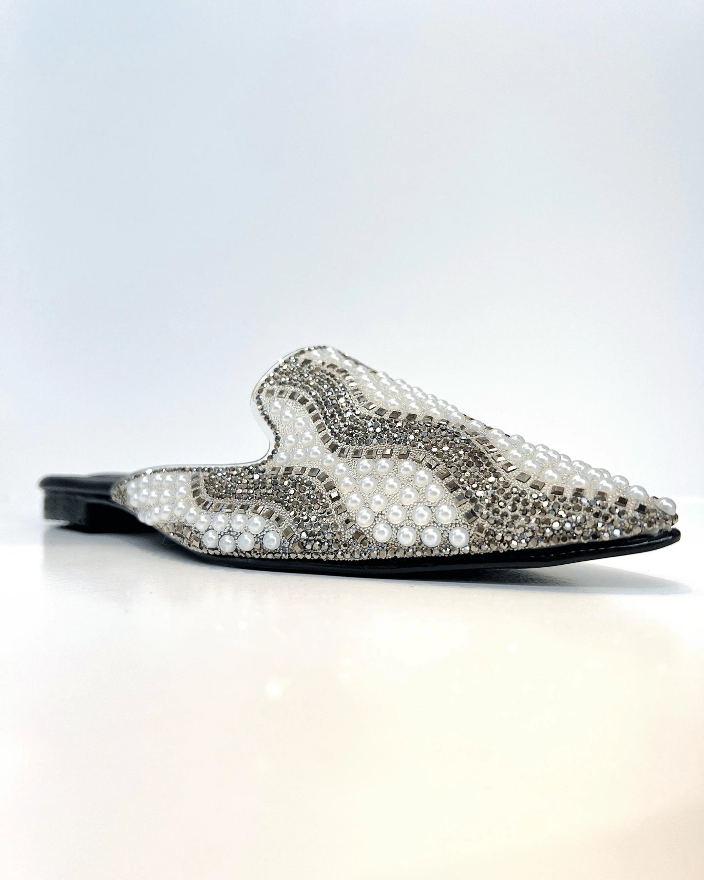 MULE NEGRO BRILLANTE CON PERLAS
