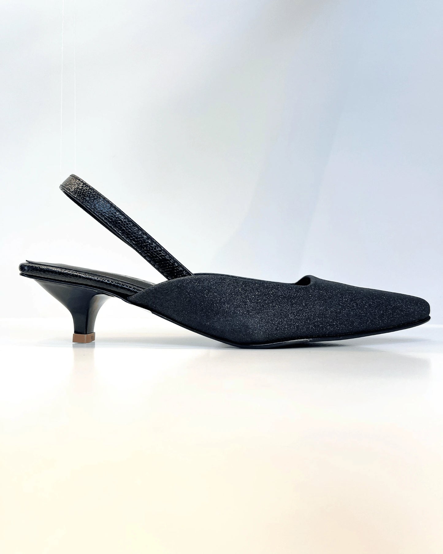 TACON SLINGBACK EN SEDA NEGRO