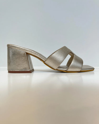 SANDALIA DE TACON EN CUERO DORADO