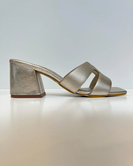 SANDALIA DE TACON EN CUERO DORADO
