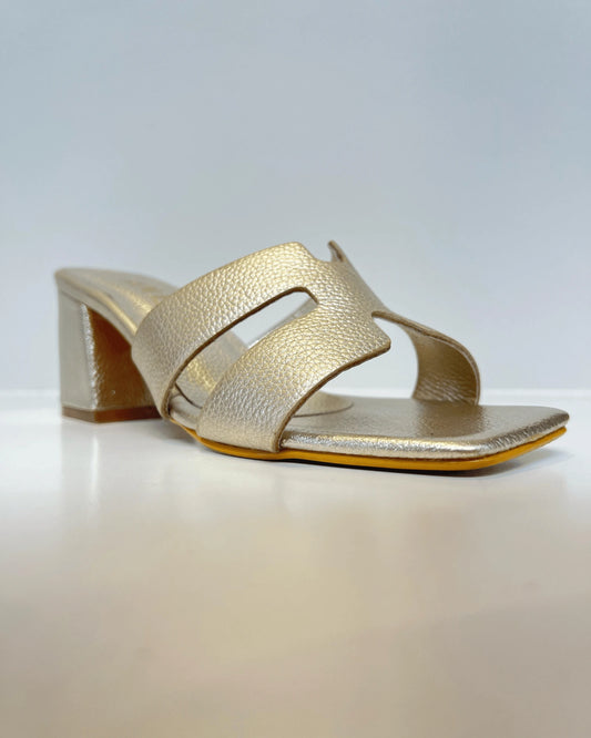 SANDALIA DE TACON EN CUERO DORADO