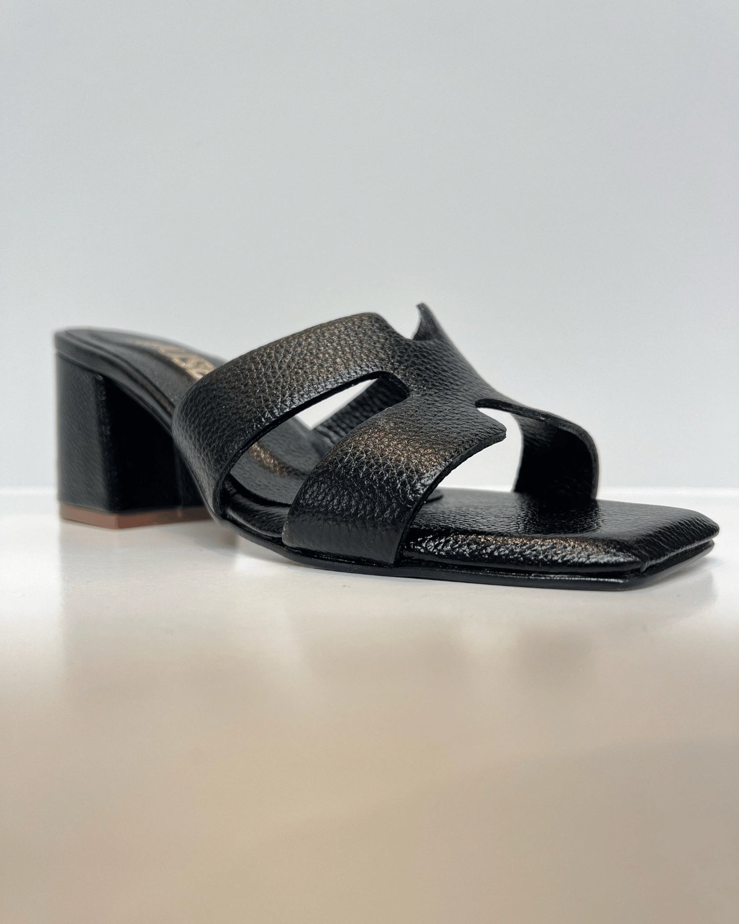 SANDALIA DE TACON EN CUERO NEGRA