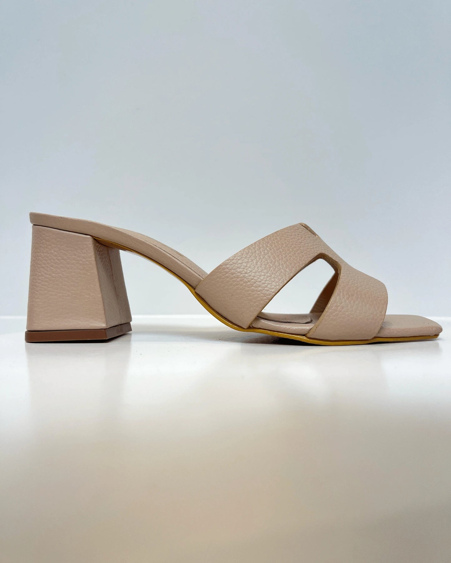 SANDALIA DE TACON EN CUERO CAMEL