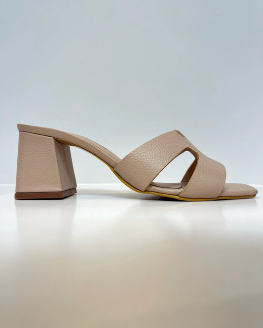 SANDALIA DE TACON EN CUERO CAMEL