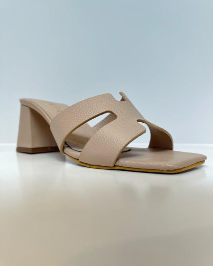 SANDALIA DE TACON EN CUERO CAMEL