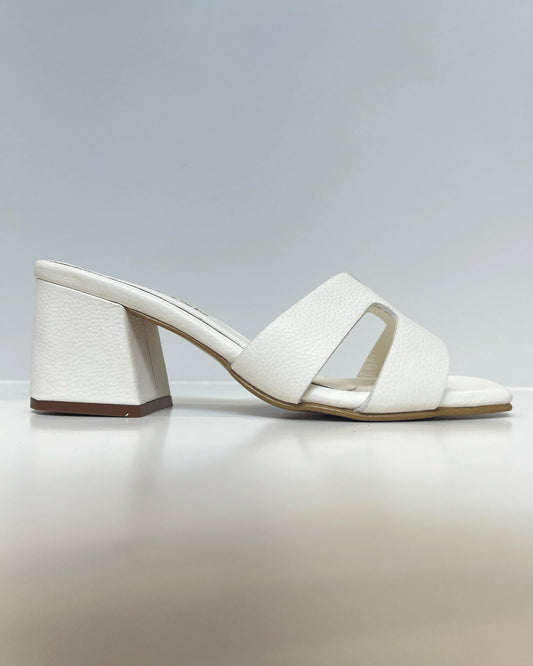 SANDALIA DE TACON EN CUERO BEIGE