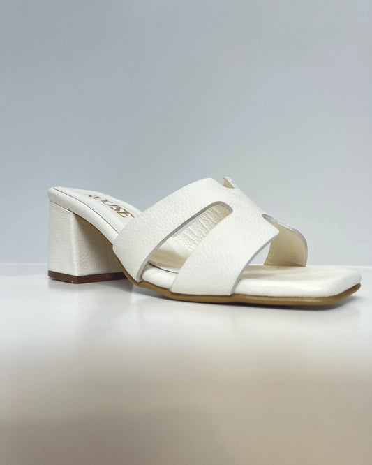 SANDALIA DE TACON EN CUERO BEIGE