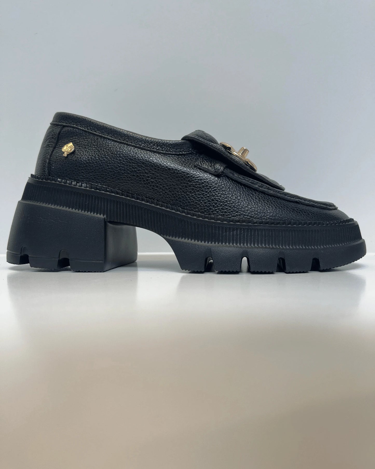 MOCASIN CON APLIQUE METALICO NEGRO