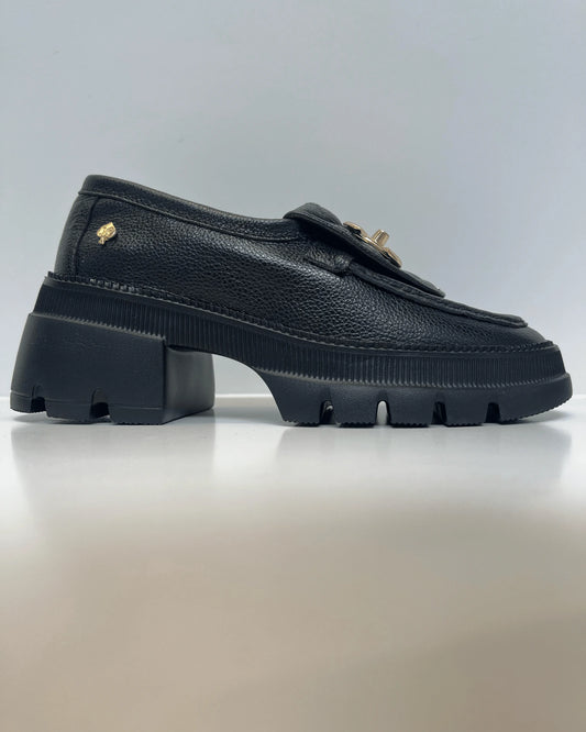 MOCASIN CON APLIQUE METALICO NEGRO