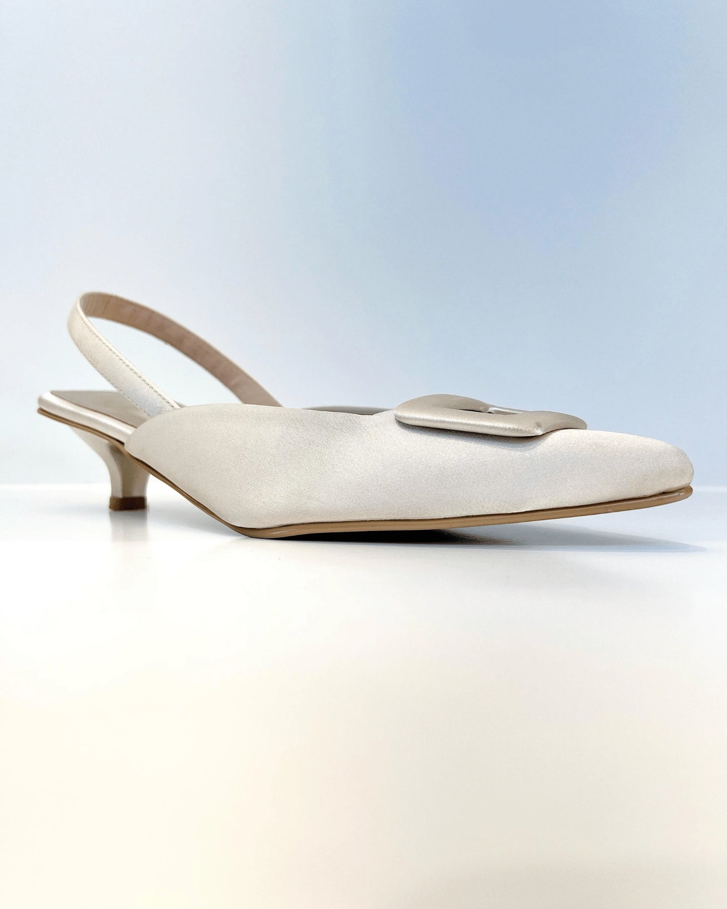 TACON SLINGBACK EN SEDA DORADO