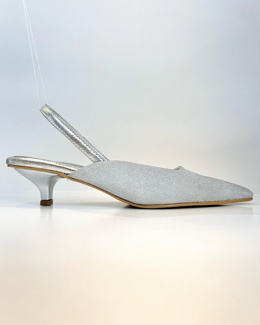 TACON SLINGBACK PLATA EN TEXTURA BRILLANTE