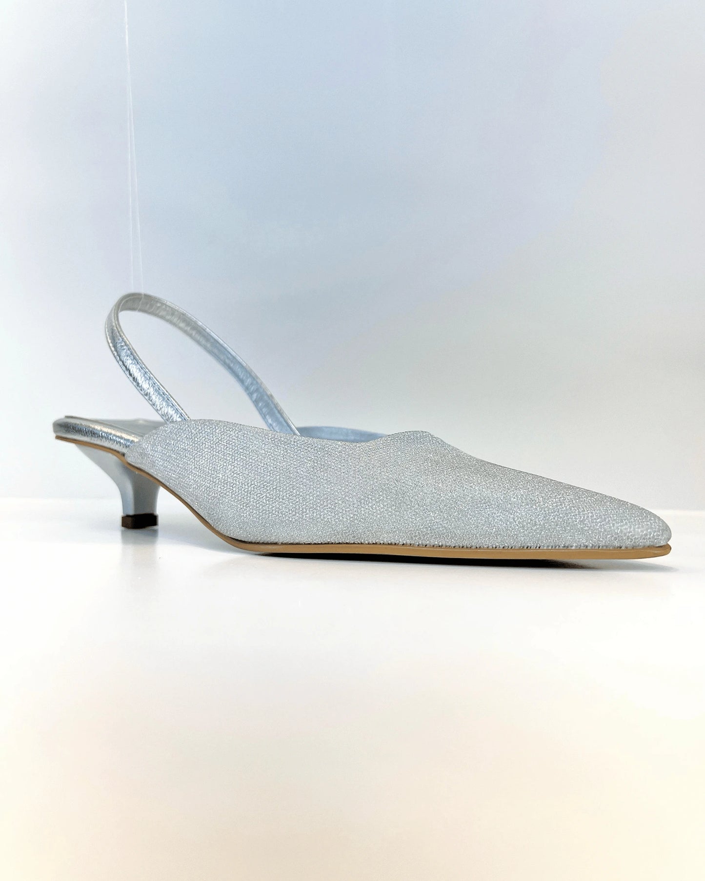 TACON SLINGBACK PLATA EN TEXTURA BRILLANTE