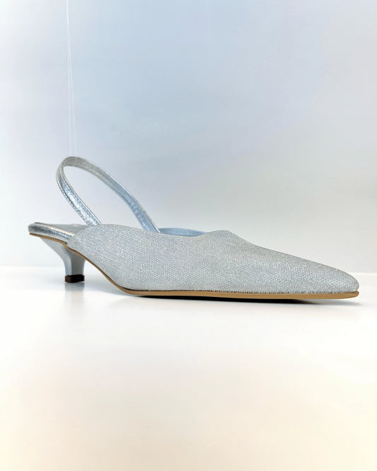 TACON SLINGBACK PLATA EN TEXTURA BRILLANTE