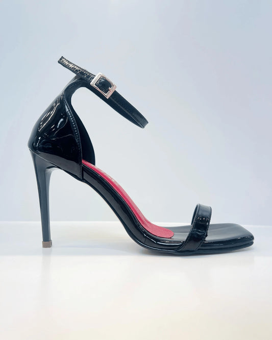 ZAPATILLA EN CHAROL NEGRA