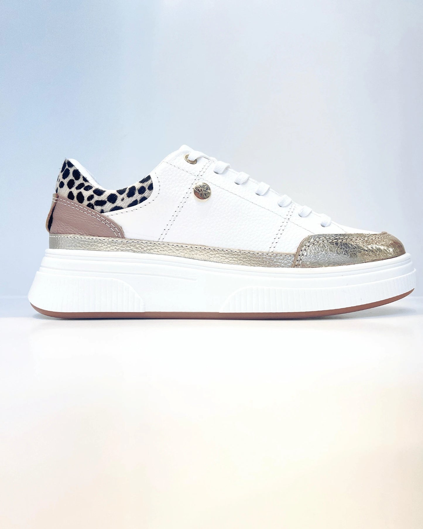 TENIS BLANCO GLAM CON DETALLE DORADO