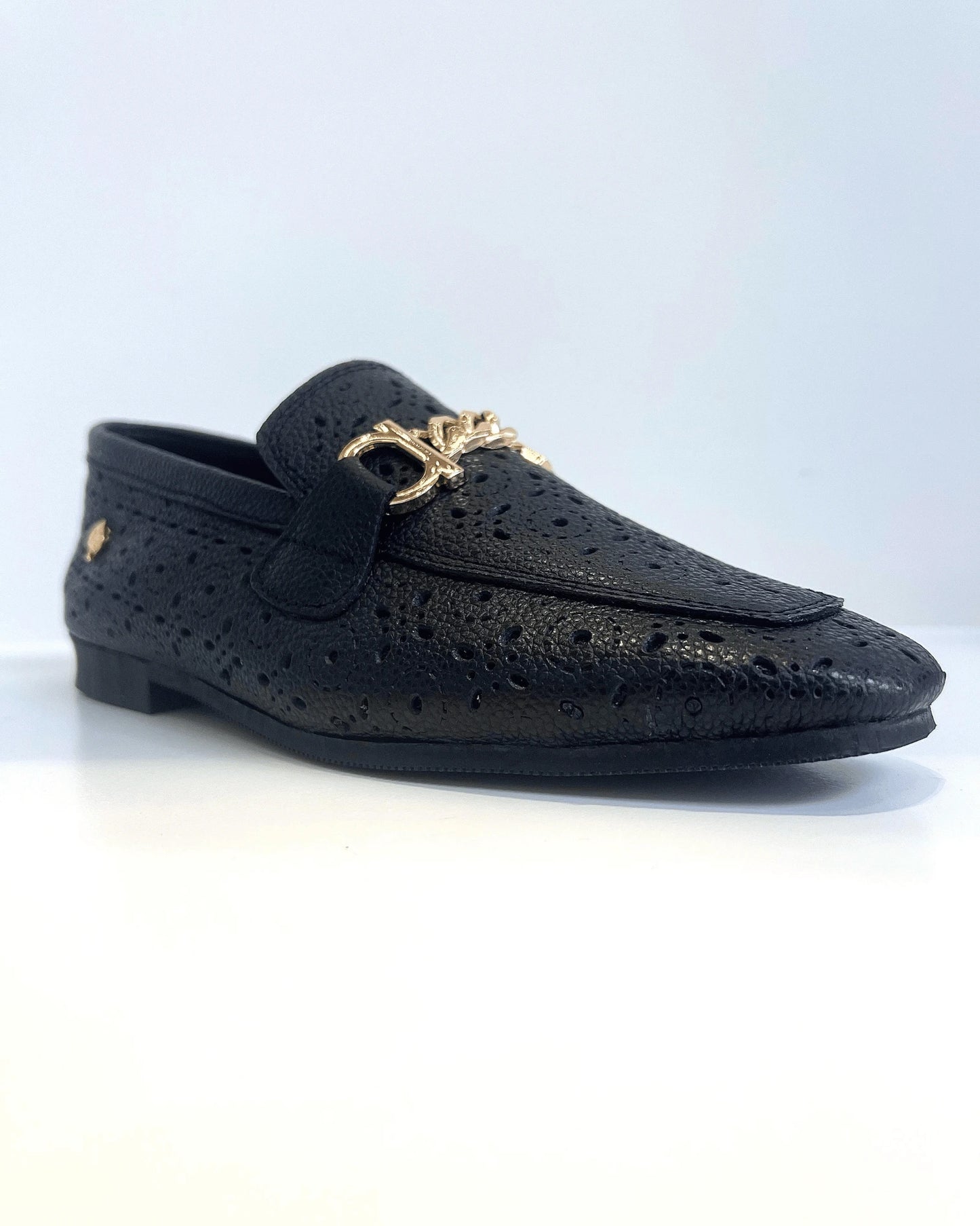 MOCASIN EN CUERO CALADO NEGRO