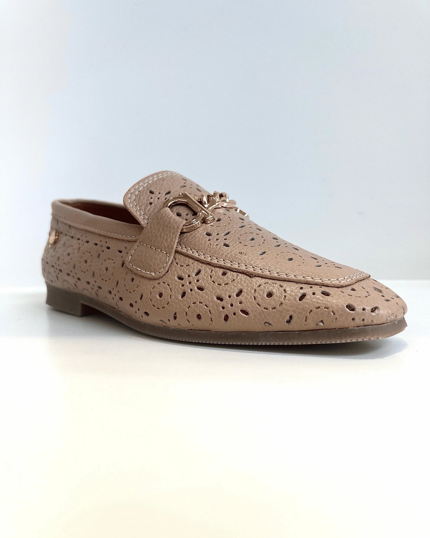 MOCASIN EN CUERO CALADO TAUPE