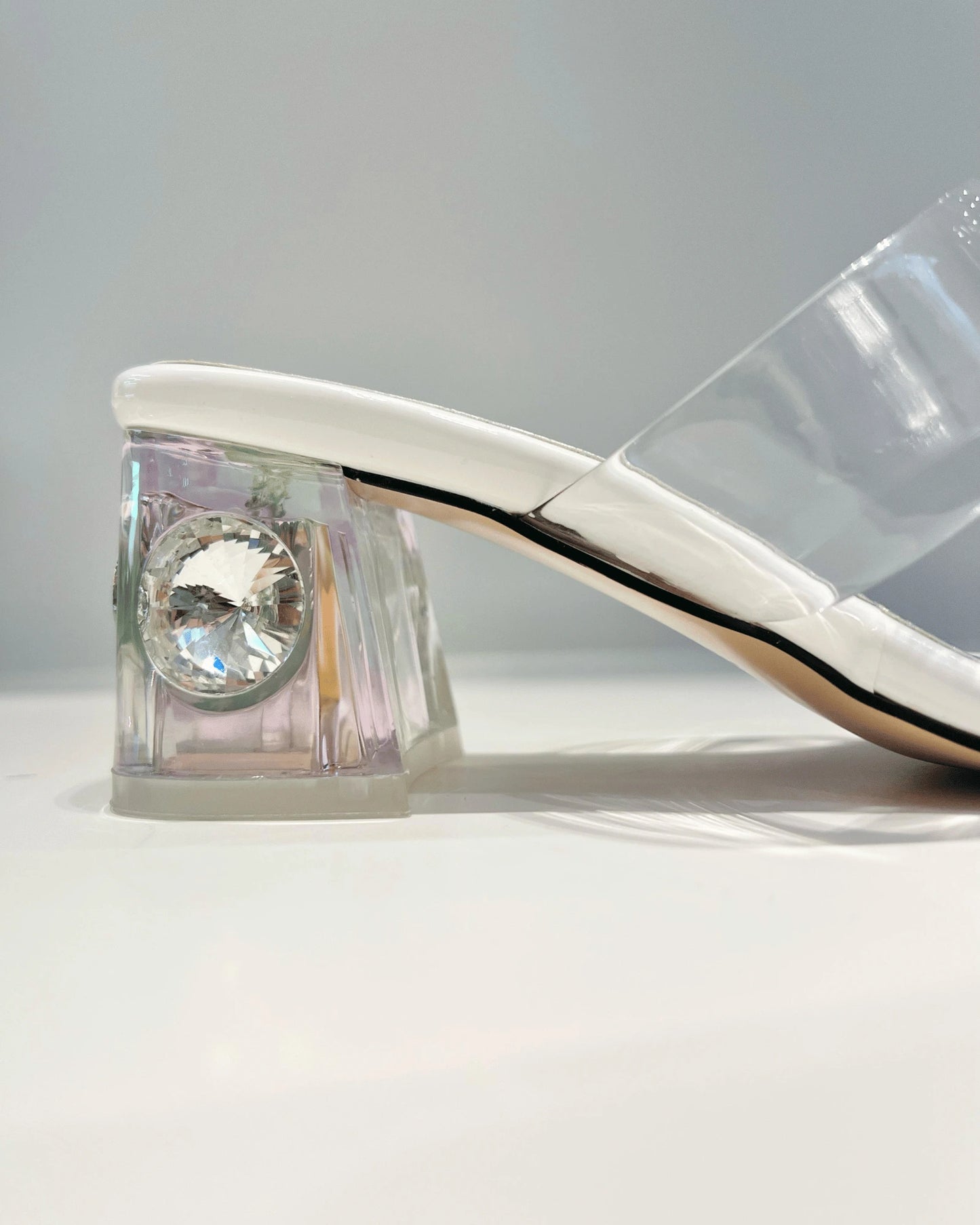 SANDALIA DE TACON  MEDIO CON PIEDRA BEIGE