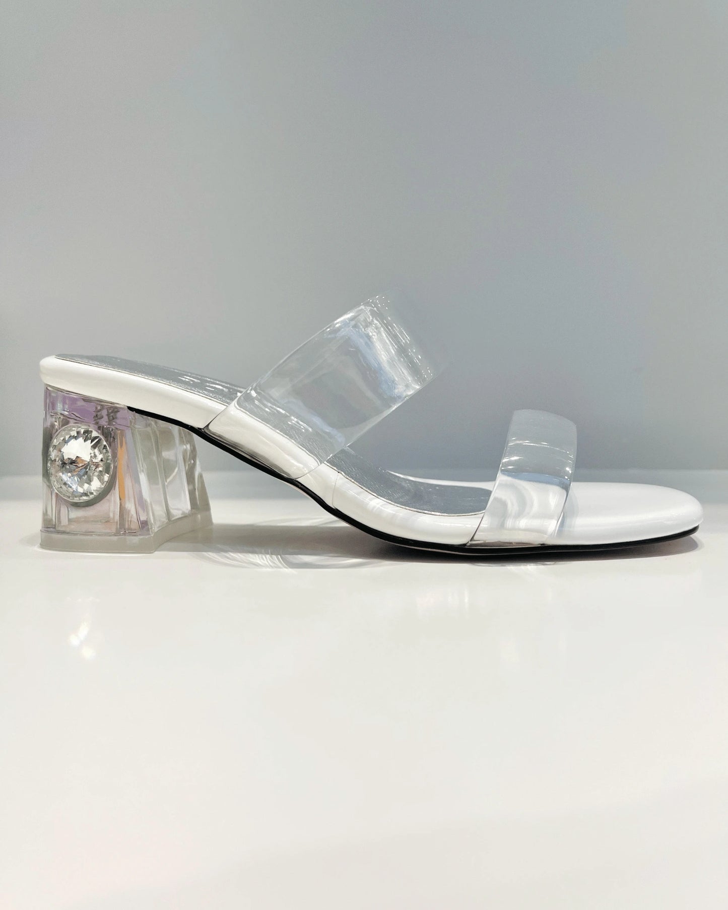 SANDALIA DE TACON  MEDIO CON PIEDRA BEIGE