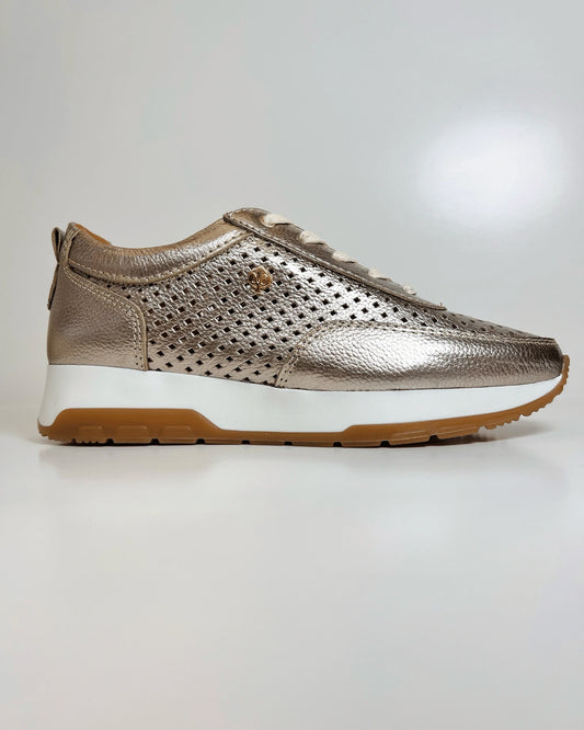 TENIS DORADO CASUAL CON DISENO PERFORADO