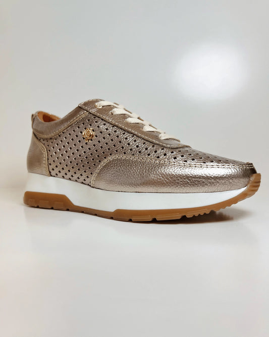 TENIS DORADO CASUAL CON DISENO PERFORADO