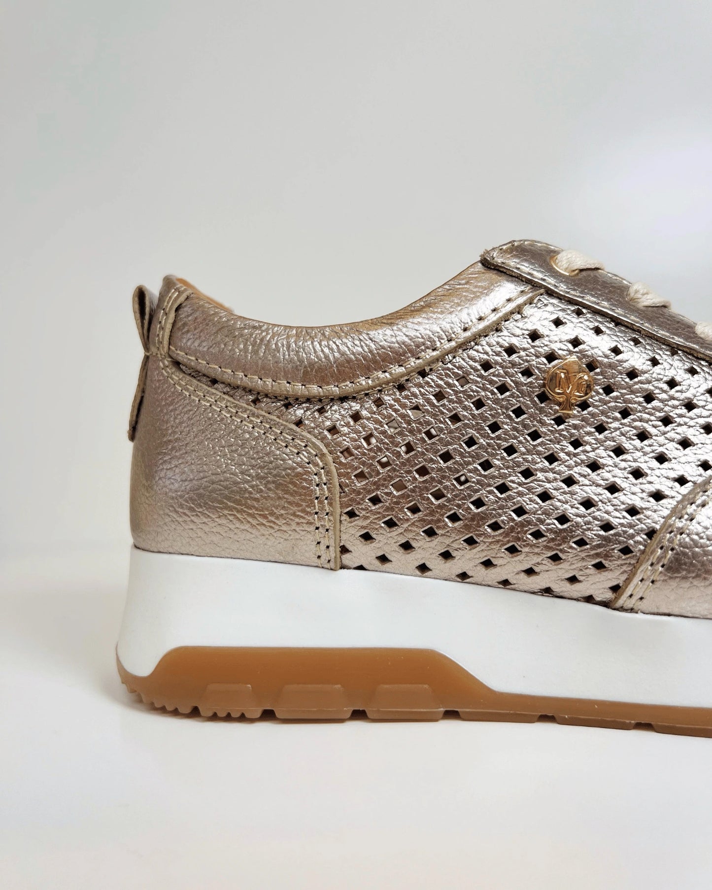 TENIS DORADO CASUAL CON DISENO PERFORADO