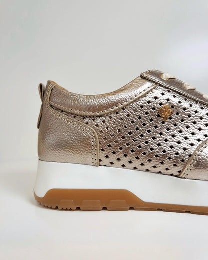 TENIS DORADO CASUAL CON DISENO PERFORADO
