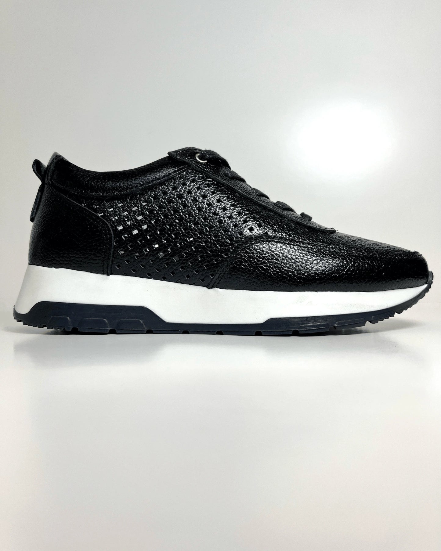 TENIS NEGRO CASUAL CON DISENO PERFORADO