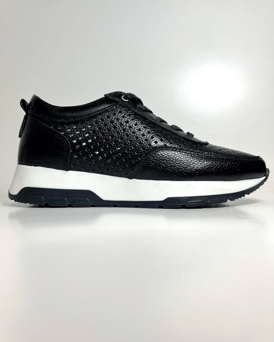 TENIS NEGRO CASUAL CON DISENO PERFORADO