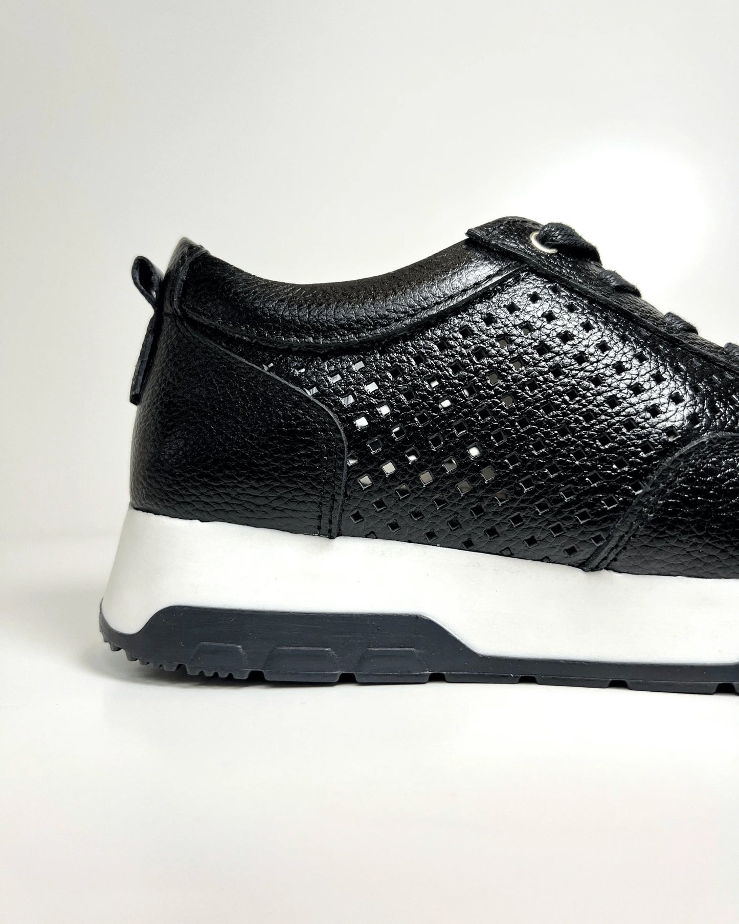 TENIS NEGRO CASUAL CON DISENO PERFORADO