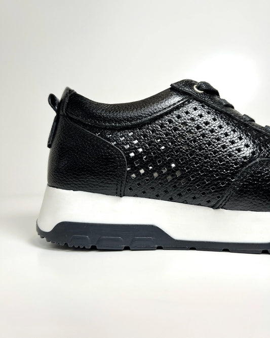 TENIS NEGRO CASUAL CON DISENO PERFORADO