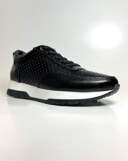 TENIS NEGRO CASUAL CON DISENO PERFORADO