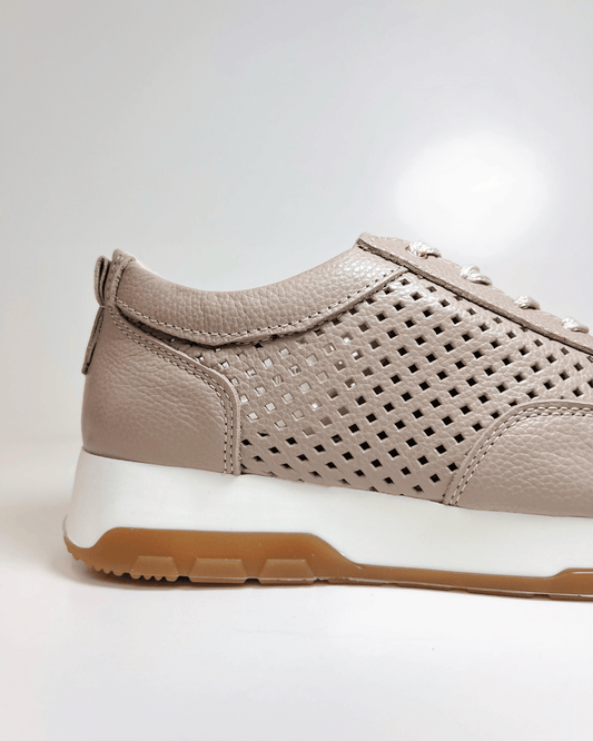 TENIS BEIGE CASUAL CON DISENO PERFORADO