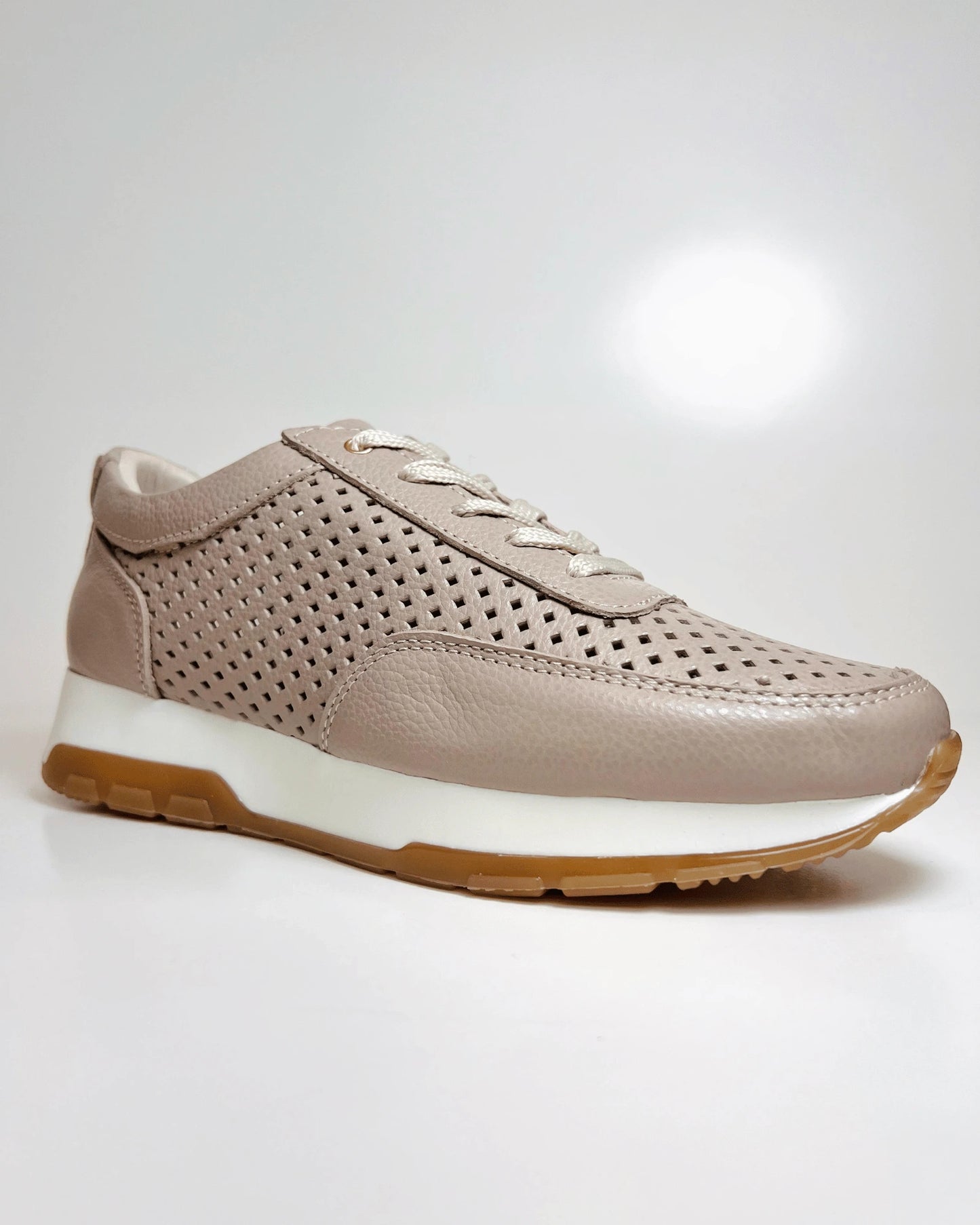 TENIS BEIGE CASUAL CON DISENO PERFORADO