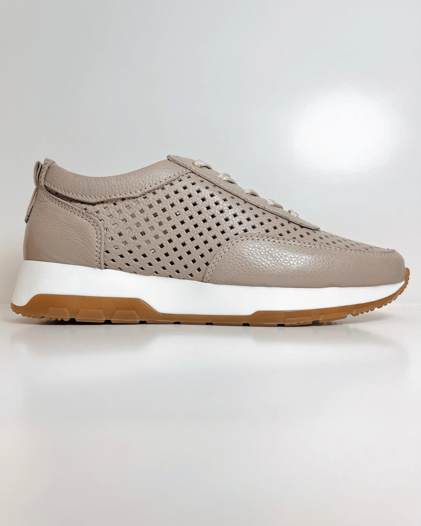 TENIS BEIGE CASUAL CON DISENO PERFORADO